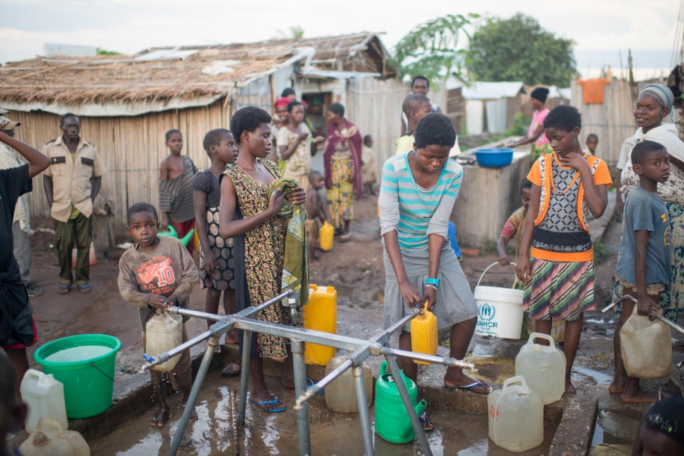 لاجئون بورونديون يملؤون المياه في مخيم لوسيندا، جمهورية الكونغو الديمقراطية.