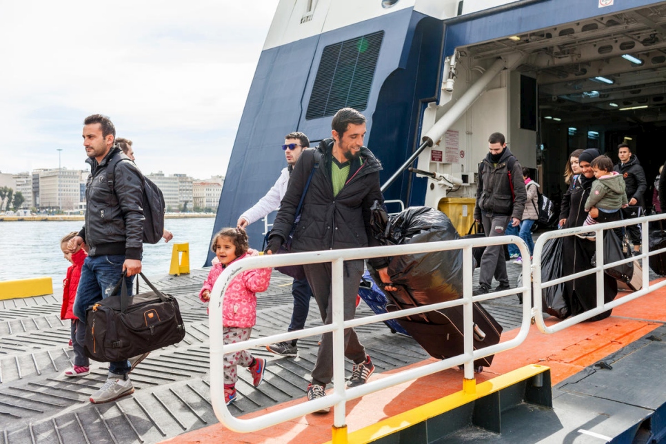 محمد الهاجر وعائلته يصلون إلى ميناء بيرايوس من جزيرة ساموس اليونانية في طريقهم لحياة جديدة على الأراضي اليونانية.