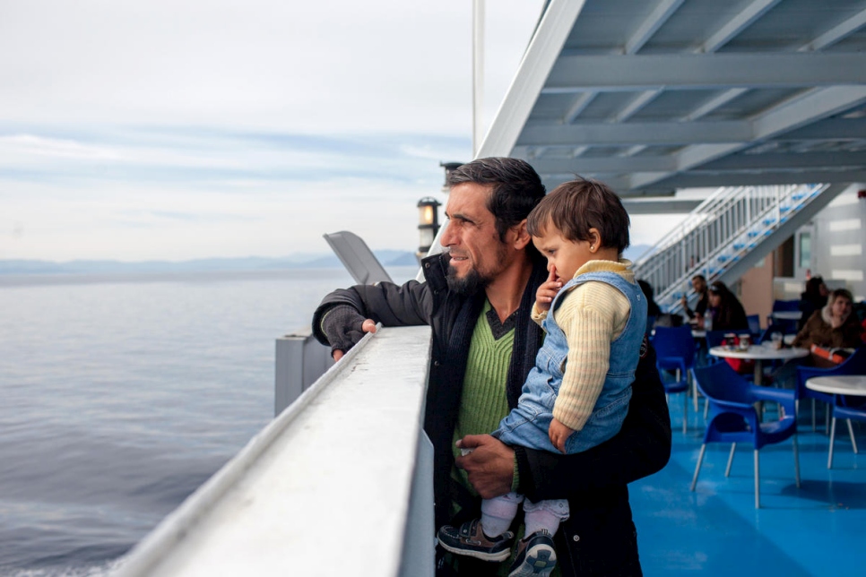 محمد الهاجر وابنته خديجة، عامان، على متن السفينة التي تنقلهما من جزيرة ساموس إلى بيرايوس على الأراضي اليونانية. 