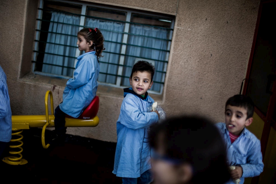 محمد يلعب مع زملائه في الصف في معهد الأب أندويخ للصم في ضواحي بيروت في لبنان.