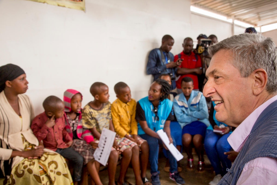 غراندي يتحدث مع لاجئين كونغوليين في موقع جيهمبي للاجئين في رواندا.