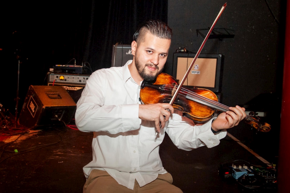 أتاح المشروع لسعيد أحمد حسيني، 23 عاماً، من أفغانستان، تحقيق حلمه بتعلم العزف على الكمان. 