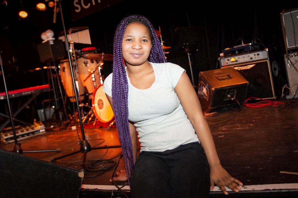 فيث أوغوروا، 20 عاماً، من نيجيريا هي مغنية في مجموعة "يونيسونو" التي تجمع بين اللاجئين وطلاب الموسيقى.