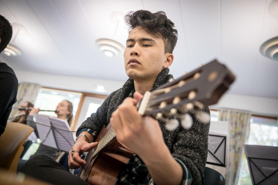 المغني المولود في أفغانستان، أمير فافا، 20 عاماً، يعزف على الغيتار خلال التدريب. 
