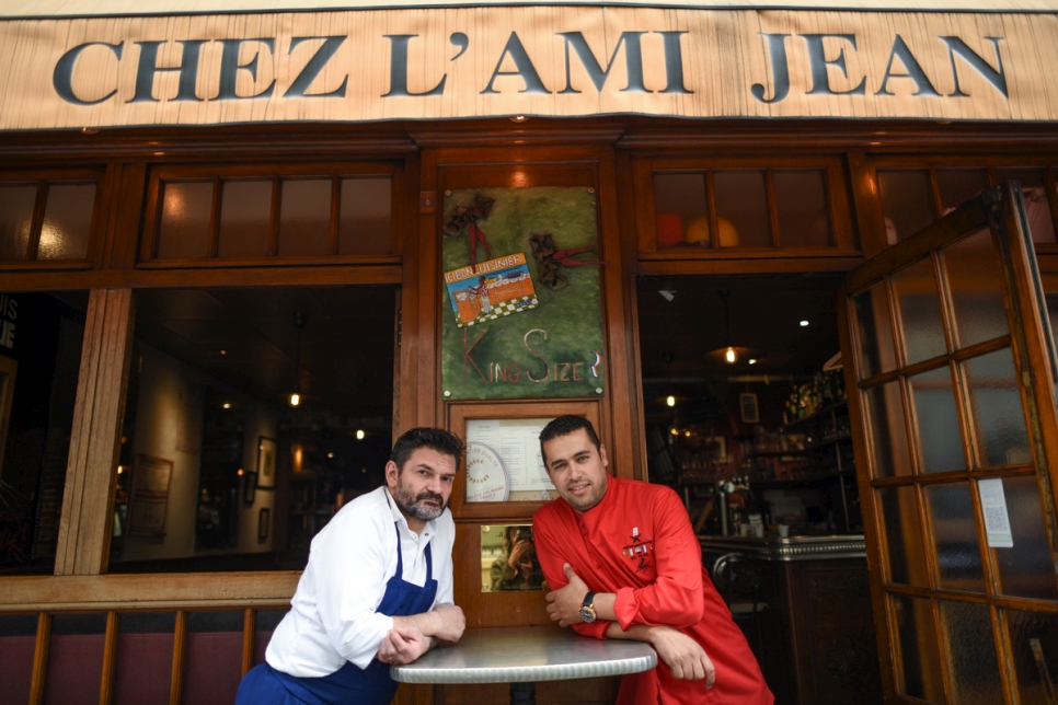 الطاهي السوري اللاجئ محمد، مع طاهٍ محلي في "لامي جان" في باريس، 2016.