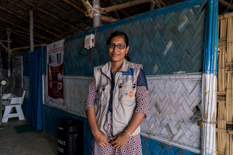 نيريا خاتون، قابلة مشرفة تابعة لصندوق الأمم المتحدة للسكان، تقف لالتقاط صورتها في مرفق للرعاية الصحية الأولية تموله المفوضية وصندوق الأمم المتحدة للسكان في موقع كوتوبالونغ للاجئين في بنغلاديش.