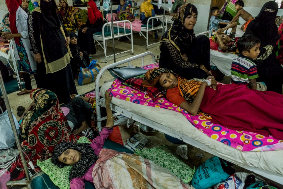 المرضى من البنغلاديشيين واللاجئين يتقاسمون جناحاً في مستشفى سادار في كوتوبالونغ، بنغلاديش، 3 يوليو 2018. 
