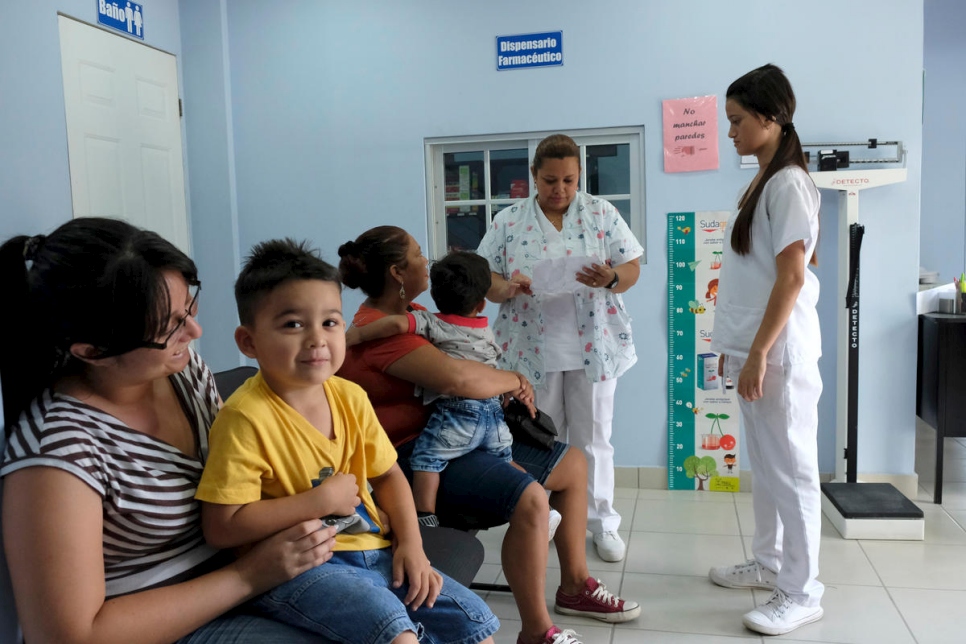 سكان محليون يزورون العيادة الطبية في مركز "هولي ترينيتي" للدعم الشامل الذي تدعمه المفوضية في تشاماليكون، سان بيدرو سولا، هندوراس.