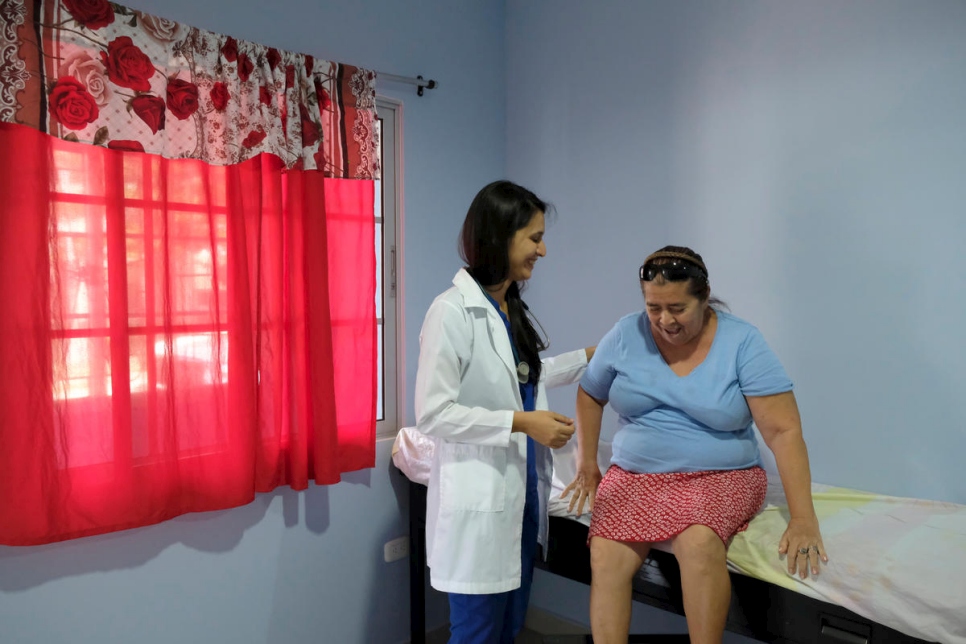 تعالج الطبيبة المقيمة، كارينا أوغارتي، مريضة في مركز "هولي ترينيتي" للدعم الشامل الذي تدعمه المفوضية في تشاماليكون، سان بيدرو سولا.