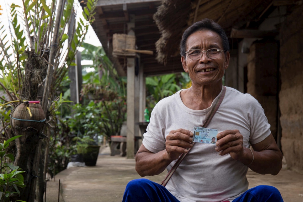 رجل من عديمي الجنسية سابقاً من قبيلة ليسو يحمل بطاقة هويته في شمال تايلاند. حصل على الدعم من المشارِكة في نهائيات جائزة نانسن 2018 عن آسيا، توينجاي ديتس، للتقدم بطلب الحصول على الجنسية.