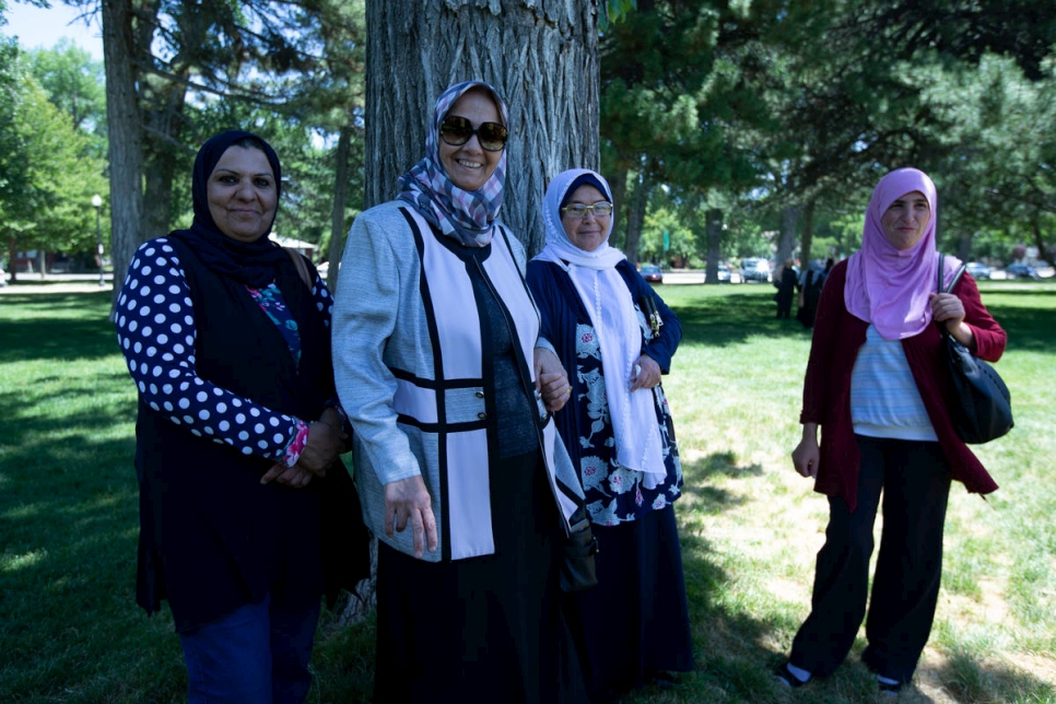 أربع نساء من المشاركات في نزهة في حديقة محلية في سولت ليك سيتي.