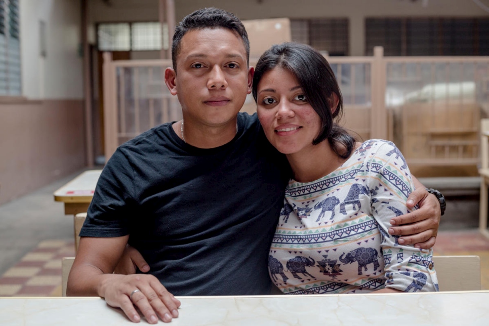 جورن هنري برموديز، 28 عاماً، وزوجته آنا كاتيوشكا كاسترو، 19 عاماً، وهي حامل في الشهر الخامس تقدما بطلب لجوء في سان خوسيه.
