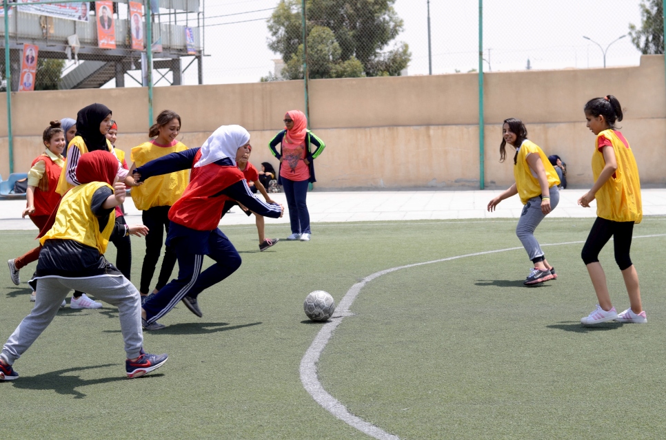 La pratique du football à Zarqa avec les bénéficiaires du programme de développement au leadership pour les jeunes filles. 