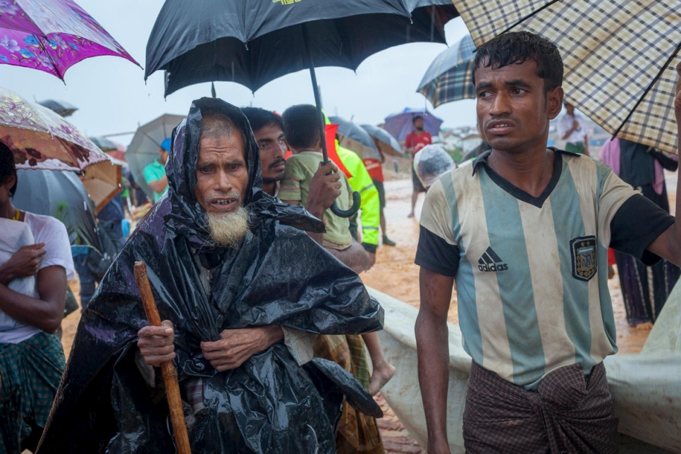 أجبرت الأمطار الغزيرة في بنغلاديش الآلاف من اللاجئين الروهينغا، بمن فيهم سيد الحق البالغ من العمر 60 عاماً وعائلته، على الانتقال إلى مآو جديدة لتجنب الفيضانات.