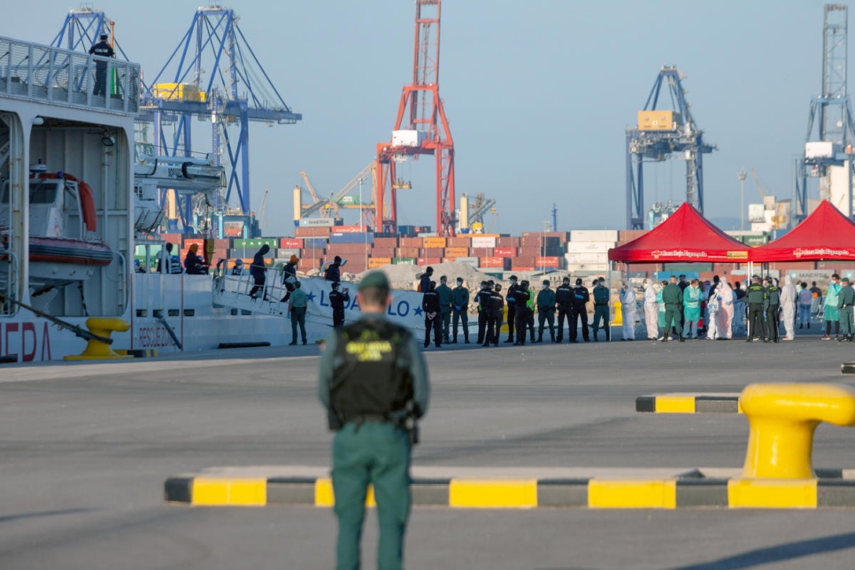 Un premier groupe de migrants de l'Aquarius débarque au port de Valence depuis le navire italien Dattilo. Juin 2018. 
