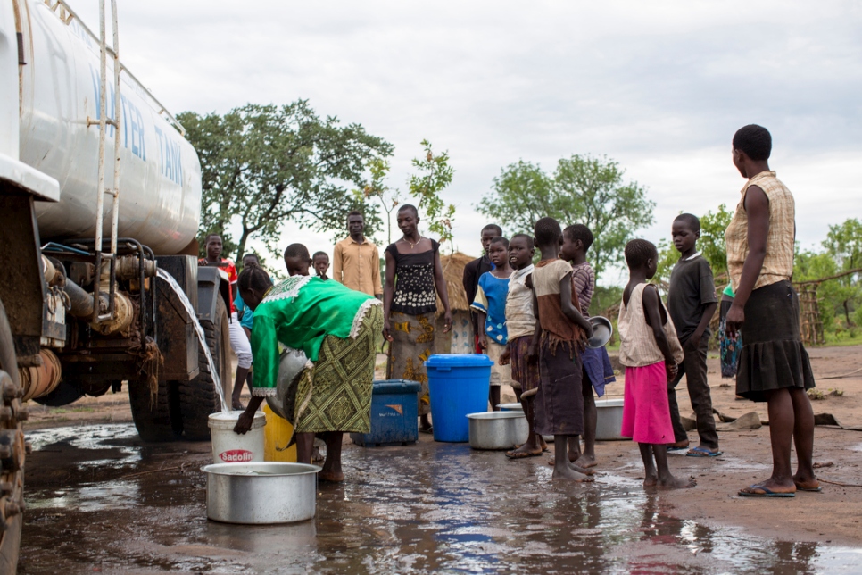 Des réfugiés sud-soudanais recueillent l'eau d'un camion-citerne dans le camp de Rhino Camp, en Ouganda, en mai 2017. 