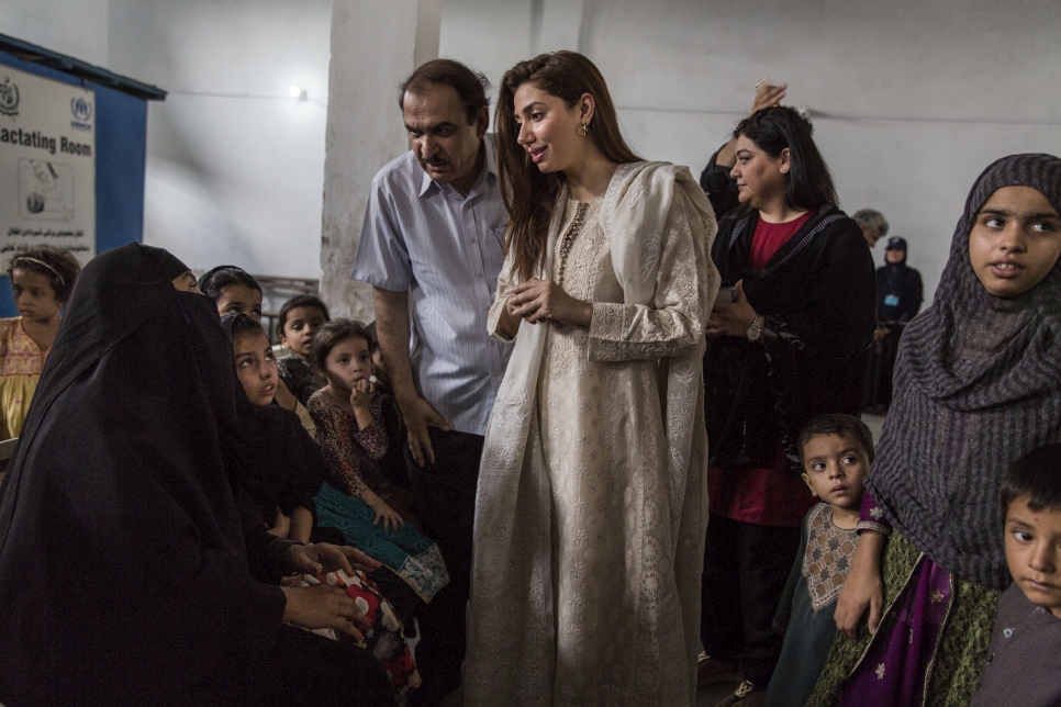 الممثلة الباكستانية مهيرة خان تتحدث إلى لاجئين أفغانيين في مركز للعودة الطوعية تابع للمفوضية في بيشاور، باكستان. يستعد اللاجئون للعودة إلى أفغانستان.