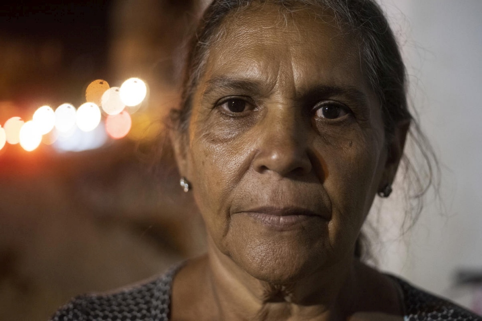 نامت الجدة الفنزويلية ليليان باز طوال الأشهر الثلاثة الماضية على قطع من الكرتون في موقف للسيارات في مايكاو، كولومبيا إلى جانب حفيدها غليبر، 10 أعوام. 