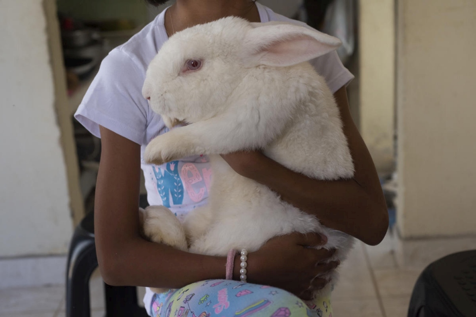 Sarah Ramírez *, une demandeuse d'asile vénézuélienne âgée de onze ans, serre son lapin dans ses bras à Riohacha, en Colombie. 