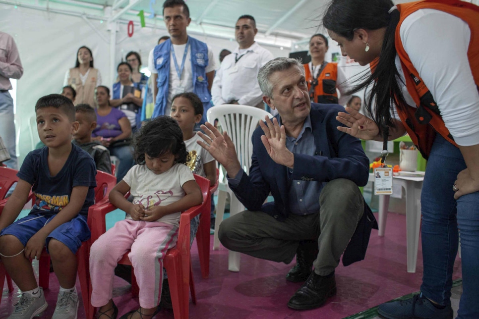 المفوض السامي فيليبو غراندي يزور جسر سيمون بوليفار الدولي ومرافقه، حيث تدعم المفوضية مكاناً لرعاية الأطفال.