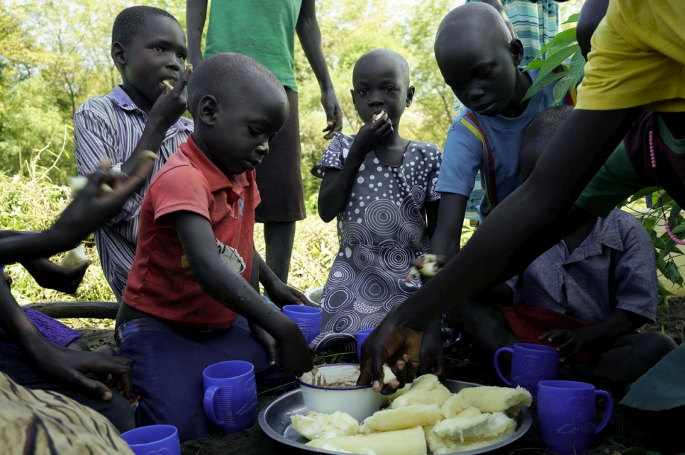 يأخذ الأطفال استراحة لتناول طعام الغداء بعد مساعدة والدتهم كوين. 