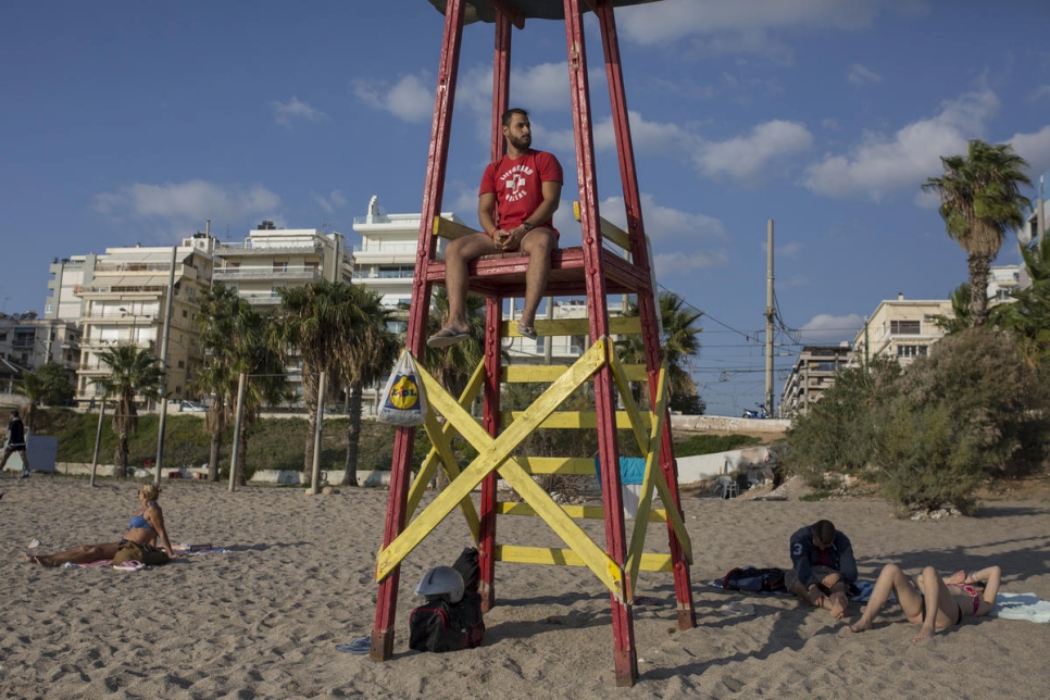 Sur une plage d'Athènes, Ibo veille attentivement sur les baigneurs. Il a été formé par l'organisation Lifeguard Hellas principalement active sur la côte continentale grecque proche de la capitale. 