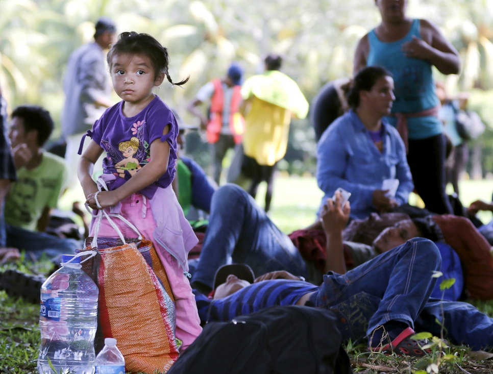 Une jeune Salvadorienne au bord de la route à Huehuetan, au sud du Mexique, auprès de réfugiés et de migrants d'Amérique centrale.