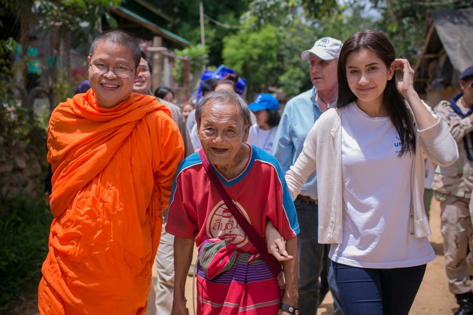 Venerable Phra Medhivajirodom walked with an elderly refugee and Praya Lundberg, UNHCR Thailand's Goodwill Ambassador, during his visit to Tham Hin temporary shelter in Thailand. 