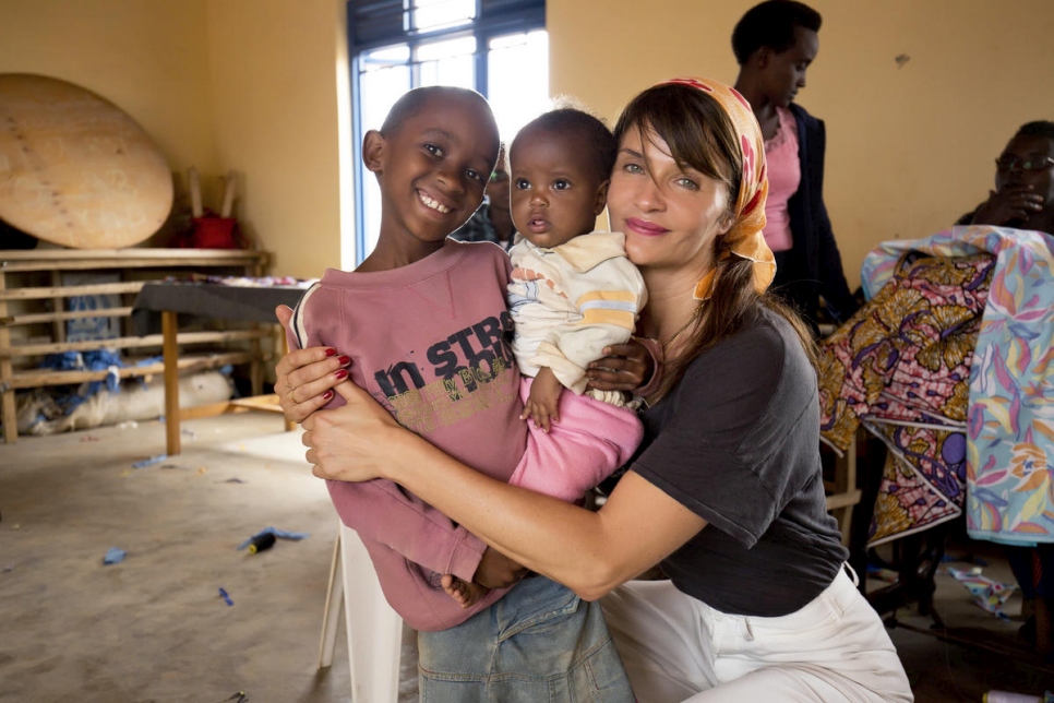 La sympathisante du HCR Helena Christensen auprès de réfugiés burundais au Rwanda.