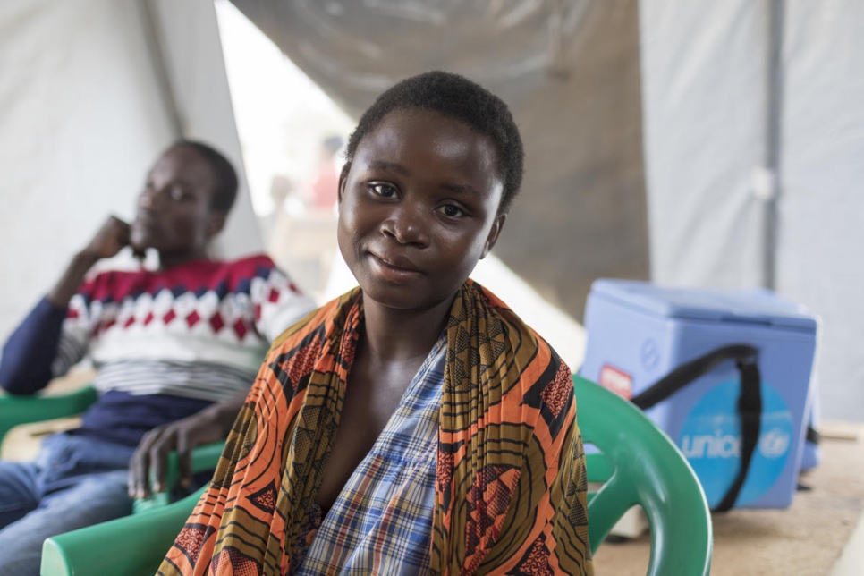 أنييس ماندا، 18 عاماً،  فرد في المجتمع الزامبي المستضيف، تنتظر الفحص في عيادة تديرها المفوضية واليونيسيف وأطباء بلا حدود في مخيم مانتابالا.