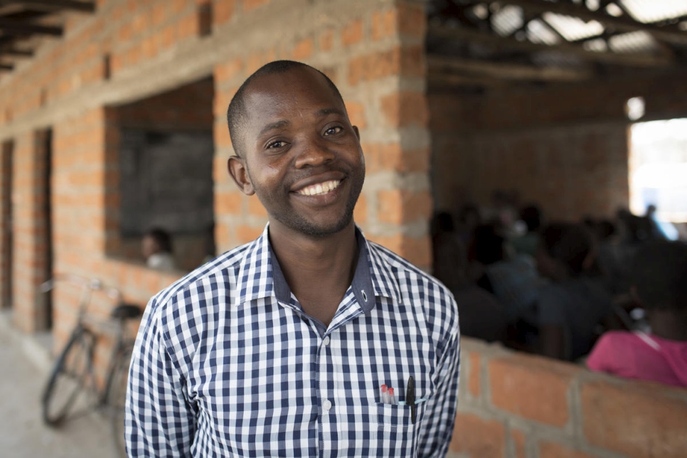 كريستوفر موكابا، 30 عاماً، مدير في المدرسة في مخيم مانتابالا. يقول بأن الطلاب الزامبيين يساعدون في إدماج زملائهم الكونغوليين.