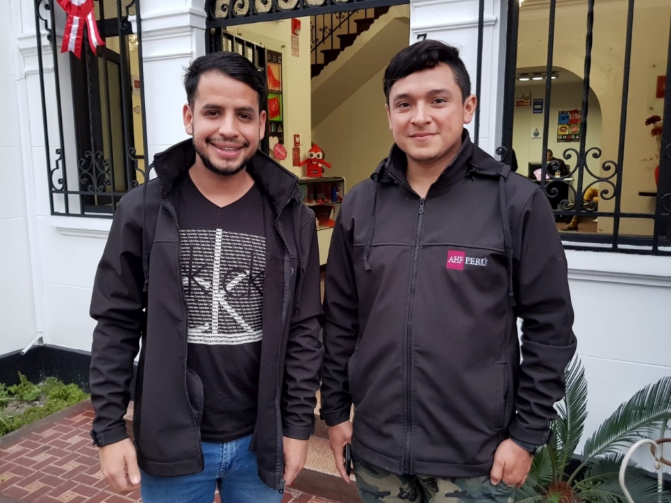 Darwin (à droite) et son partenaire. Darwin, qui vient du Venezuela et vit avec le VIH au Pérou, est bénévole au sein de la fondation AIDS Healthcare Foundation (AHF), à Lima. 