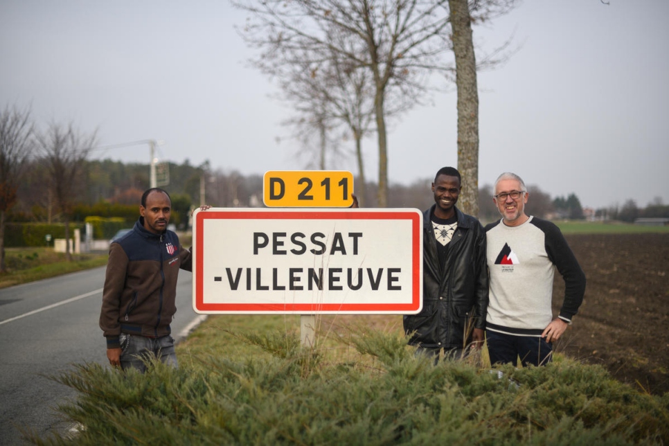 Le maire de Pessat-Villeneuve, Gérard Dubois, avec les réfugiés réinstallés Ibrahim et Alfatih. 
