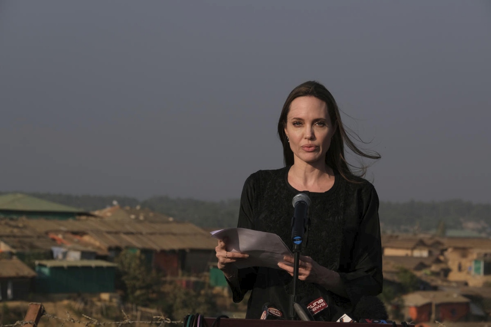 L'Envoyée spéciale du HCR Angelina Jolie lors de son allocution à la conférence de presse au camp de réfugiés de Kutupalong au Bangladesh.  