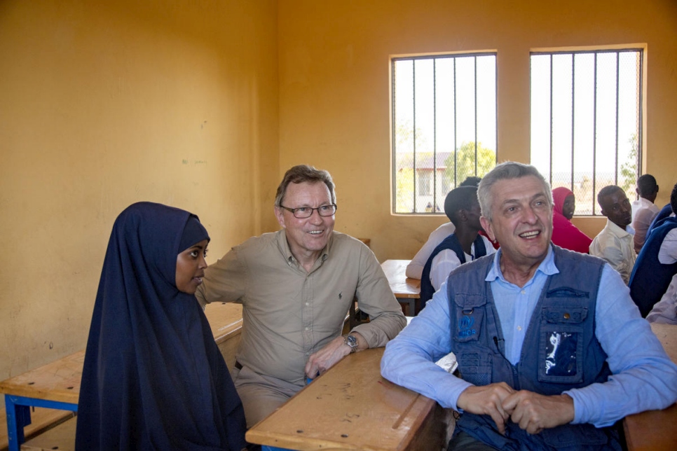 Le Haut Commissaire des Nations Unies pour les réfugiés Filippo Grandi avec Per Heggenes, président de la Fondation IKEA, et une élève.  