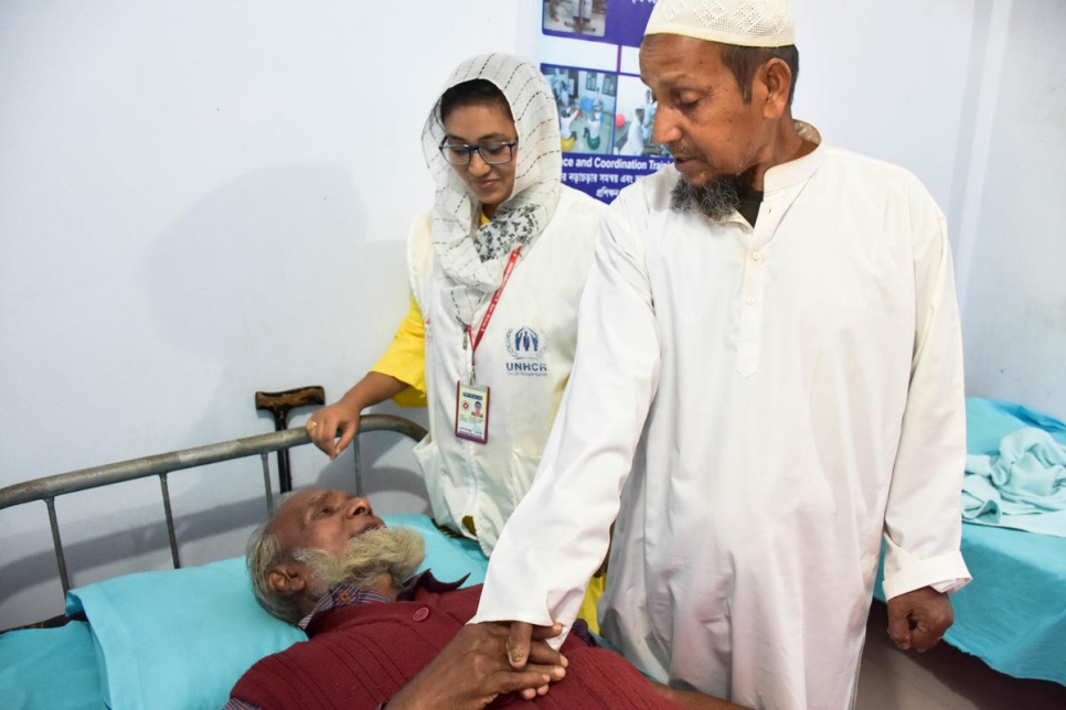 اللاجئ نور سلام من الروهينغا (أبيض) يتحدث إلى صديقه البنغلاديشي عبد القدوس في مركز العلاج الطبيعي وإعادة التأهيل البدني في شملابور. 