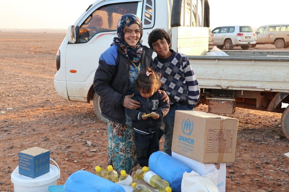 Une famille déplacée de Homs reçoit des articles de première nécessité livrés par un convoi conjoint des Nations Unies et du Croissant-Rouge arabe syrien vers Rukban, en Syrie. 