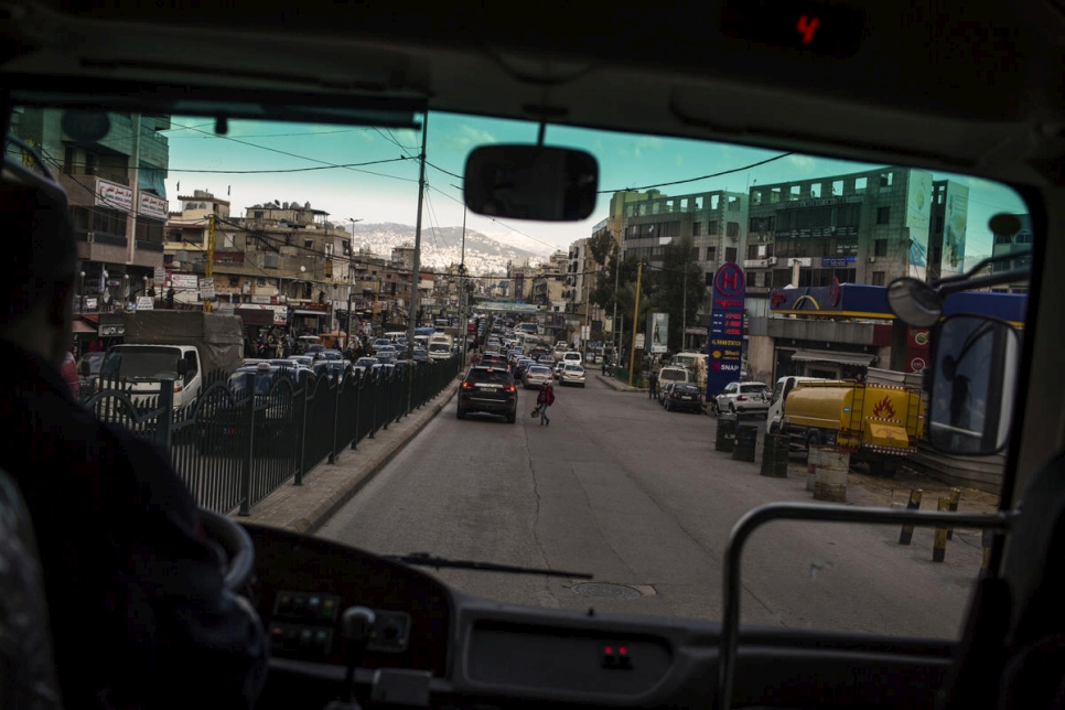 شوارع حي الضاحية في بيروت كما تبدو من خلال الزجاج الأمامي لـ "حافلة المرح". 