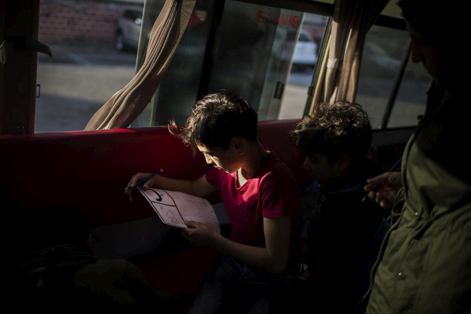 طفل يتعلم القراءة أثناء زيارته الأسبوعية على متن الحافلة. 