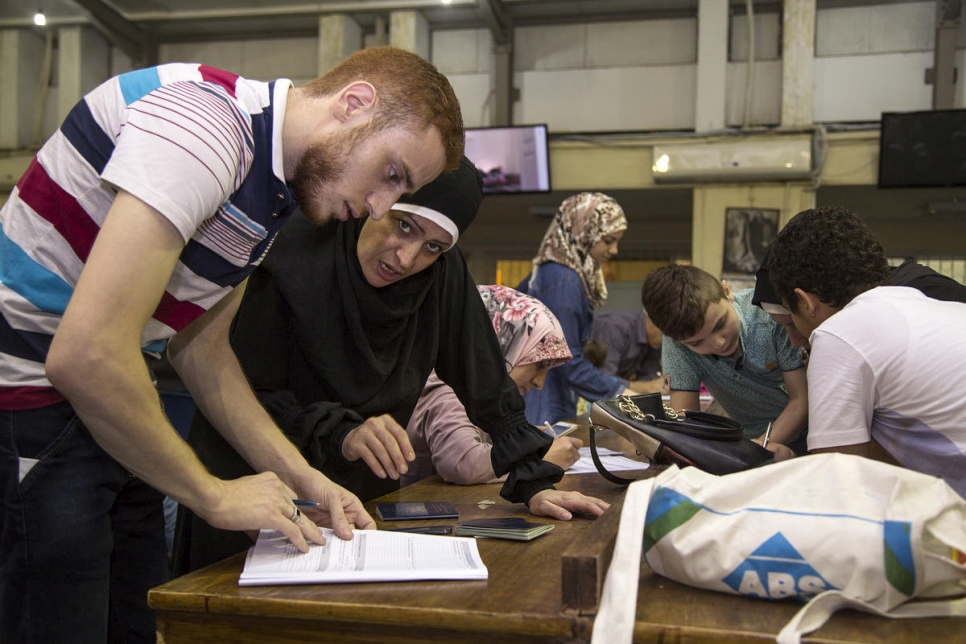 Un réfugié syrien effectue la procédure d'enregistrement dans un bureau du HCR au Caire, en Égypte, en septembre 2016. 