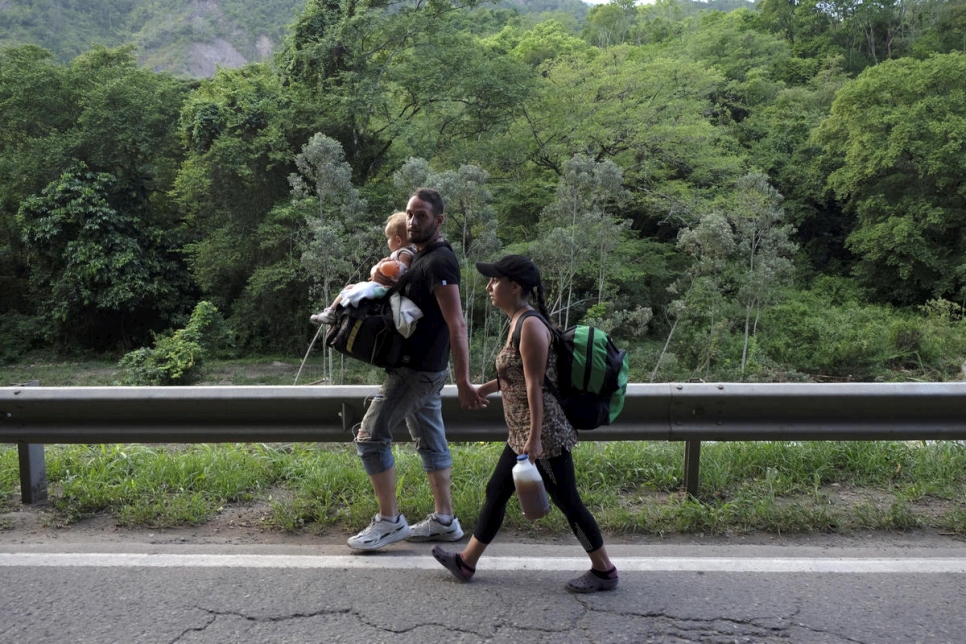 Une famille vénézuélienne marche le long d'une autoroute près de la ville frontalière de Cúcuta, Colombie. Photo d'archives, octobre 2018. 