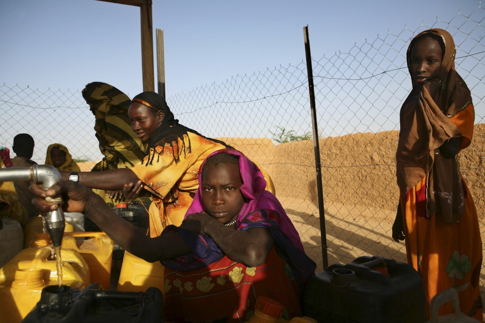 De jeunes réfugiées du Darfour se rassemblent près d'un point d'eau dans le camp de Kounoungou au Tchad. 