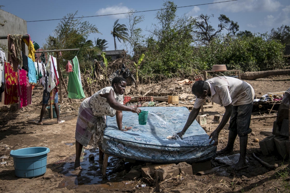زوج وزوجة يحاولان إنقاذ مرتبتهما، ويغسلانها تحت أشعة الشمس في أعقاب إعصار إيداي الذي ضرب موزمبيق.