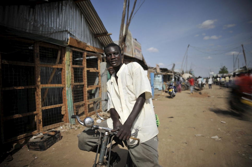 سائق دراجة أجرة يقف مستعداً للعمل في مخيم كاكوما للاجئين في كينيا.
