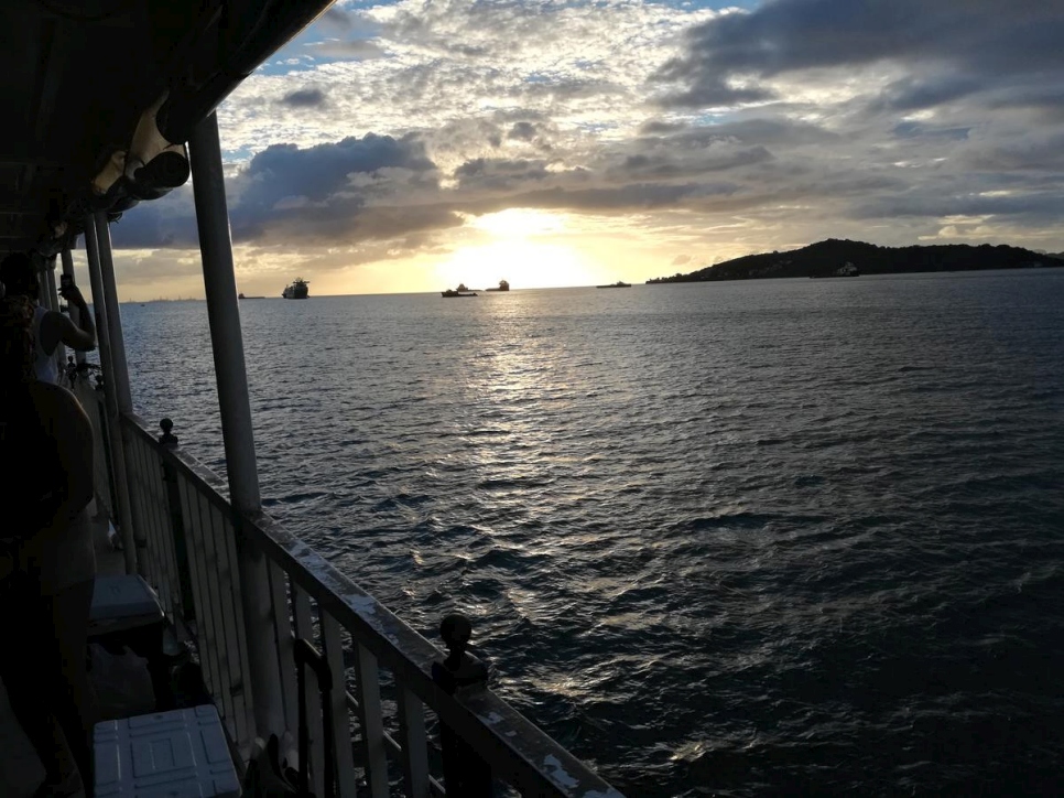 Vue du Venezuela et des îles Bocas à l'Ouest, depuis un bateau traversant le Golfe de Paria au large de la côte nord-ouest de la Trinité. 