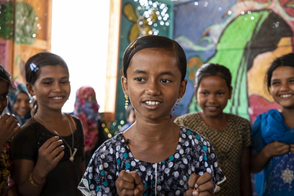 Myshara, une jeune fille réfugiée rohingya du Myanmar âgée de 13 ans, participe avec des amis à un programme de santé mentale destiné aux enfants du camp de Kutupalong, au Bangladesh. « Je suis ravie de pouvoir aider les autres », explique Myshara, qui est l'une des bénévoles de ce programme aidant les enfants à exprimer leurs inquiétudes. 