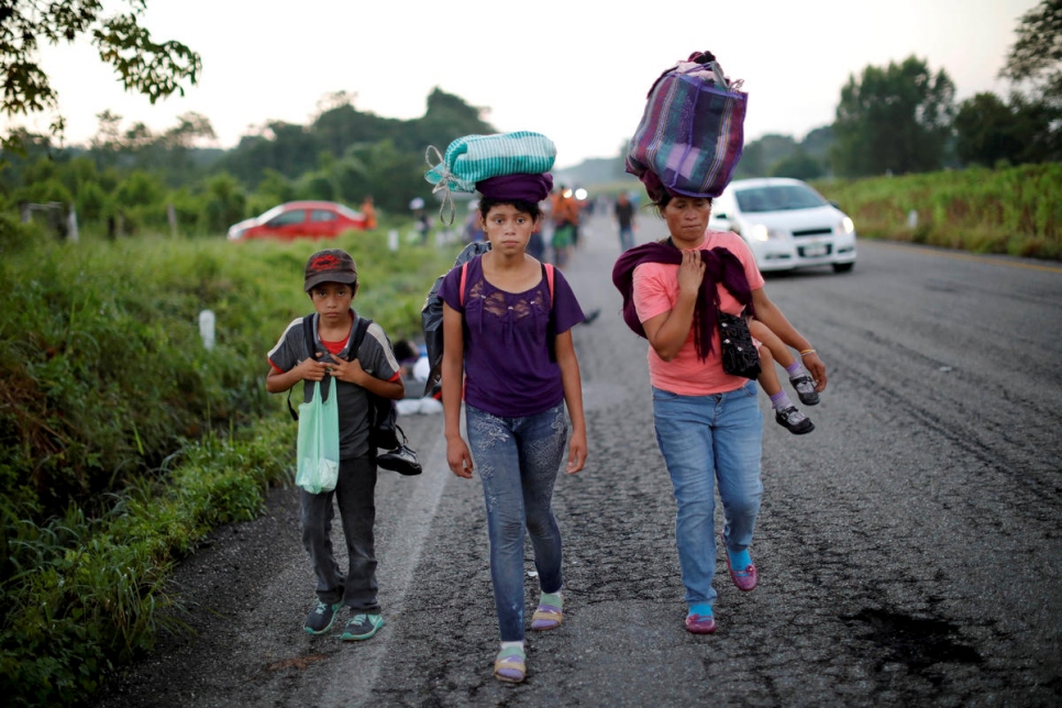 Des femmes et des enfants d'Amérique centrale traversent à pied l'État du Chiapas, au sud du Mexique. Octobre 2018.  