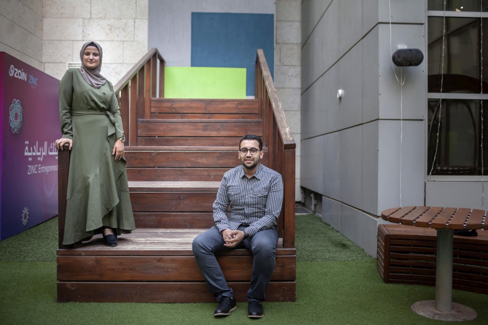 إيهاب مع شريكته التجارية الأردنية أماني علاونه، في مركز زين للإبداع في عمان، الأردن. 