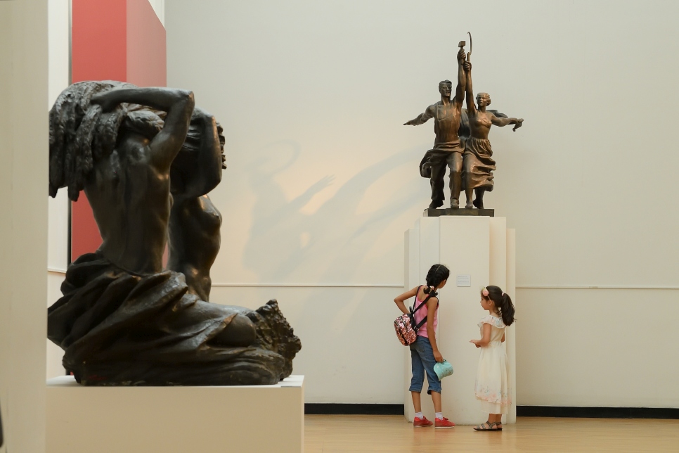 Deux jeunes Afghanes admirent des oeuvres d'art à la galerie Tretyakov à Moscou pendant le festival inter-musées « Point of Displacement. »  