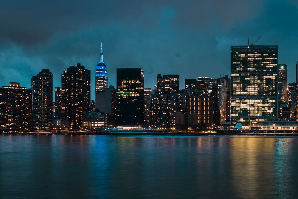 L'Empire State Building à New York est éclairé en bleu, la couleur de l'ONU, pour marquer la Journée mondiale du réfugié le 20 juin 2019.  